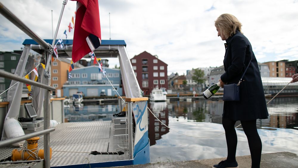 Ingrid Schjølberg døper den autonome minifergen milliAmpere ved kanalen i Trondheim.