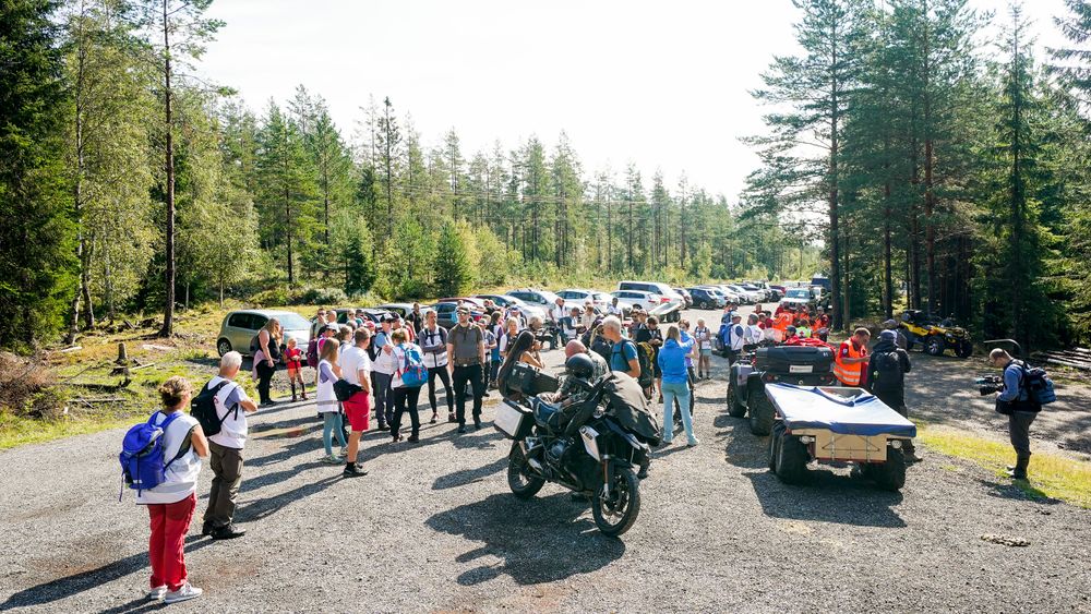 Et sted mellom 70 og 80 mennesker deltok fredag i det systematiske søket etter meteoritten i Finnemarka i Lier kommune.