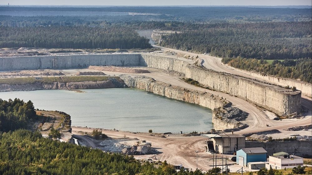 Cementas kalksteinbrudd i Slite på Gotland må stenge, har svensk domstol besluttet. Det kan strupe tre fjerdedeler av svensk sementproduksjon.
