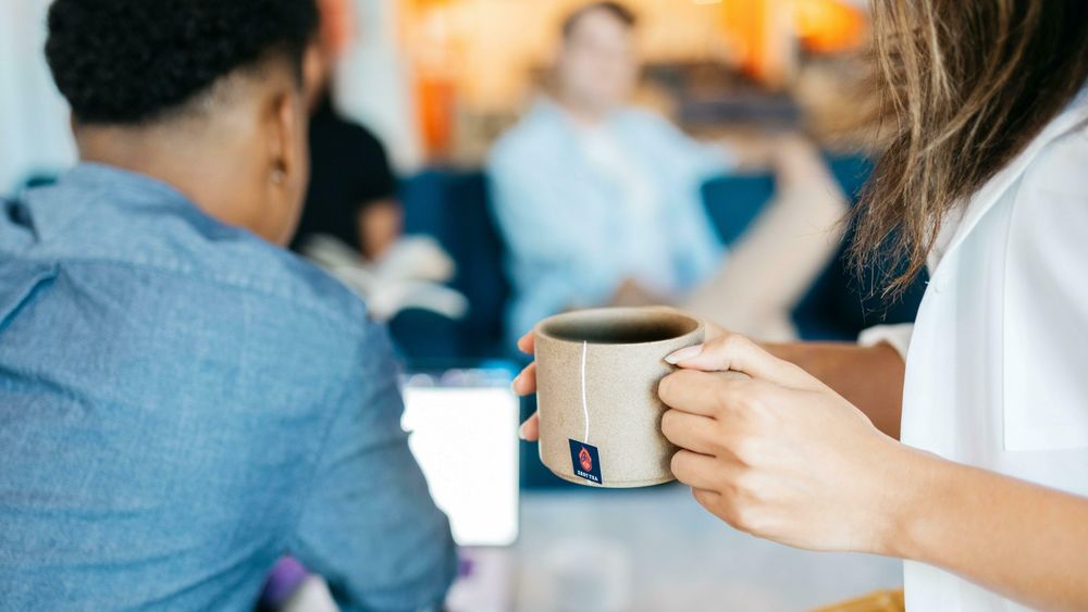 Mange har savnet møtene ved kaffemaskinen og vannkokeren. Men er det viktig for innovasjon og kontorkultur?