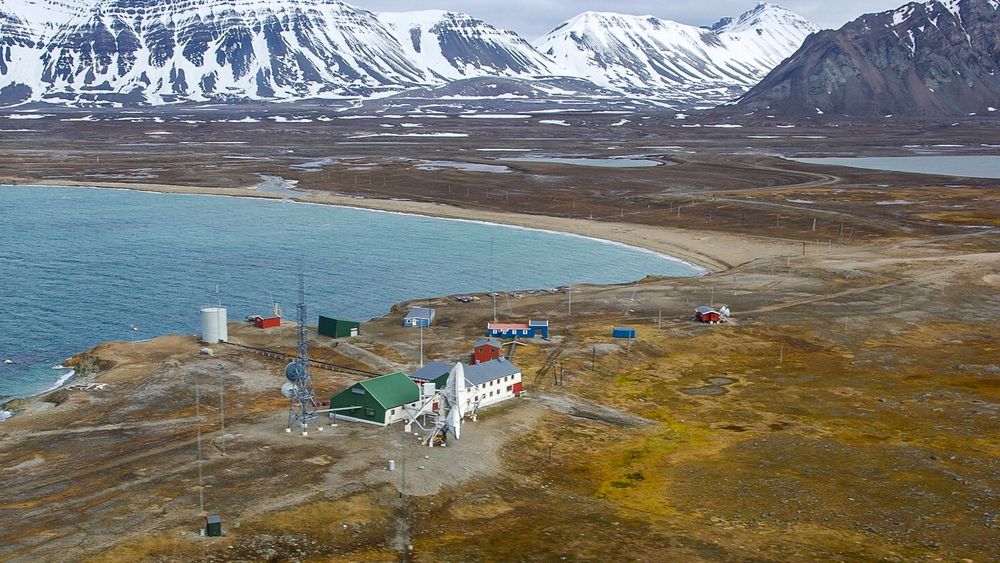 Isfjord radio er en gammel radiostasjon ytterst i Isfjorden på Svalbard, på Kapp Linné. Stasjonen er i dag fjernstyrt fra Longyearbyen/Svea, og byggene er omgjort til hotell. Stasjonen får strøm fra en dieseldrivet generator.