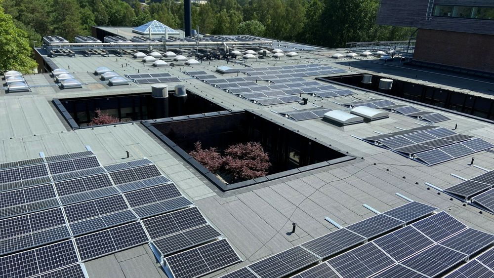 I Halden har Høgskolen i Østfold fått montert solceller. Sammen med syv andre bygg inngår det i et pilotprosjekt der erfaringene skal benyttes til å overebevise andre kunder om at slike investeeringer er lønnsomme.