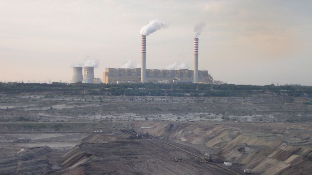 Skyhøye gasspriser har ført til at bruken av kull og brunkull øker. Bildet er av brunkullkraftverket Belchatow i Polen, som i 2006 slapp ut 30 millioner tonn CO2. 