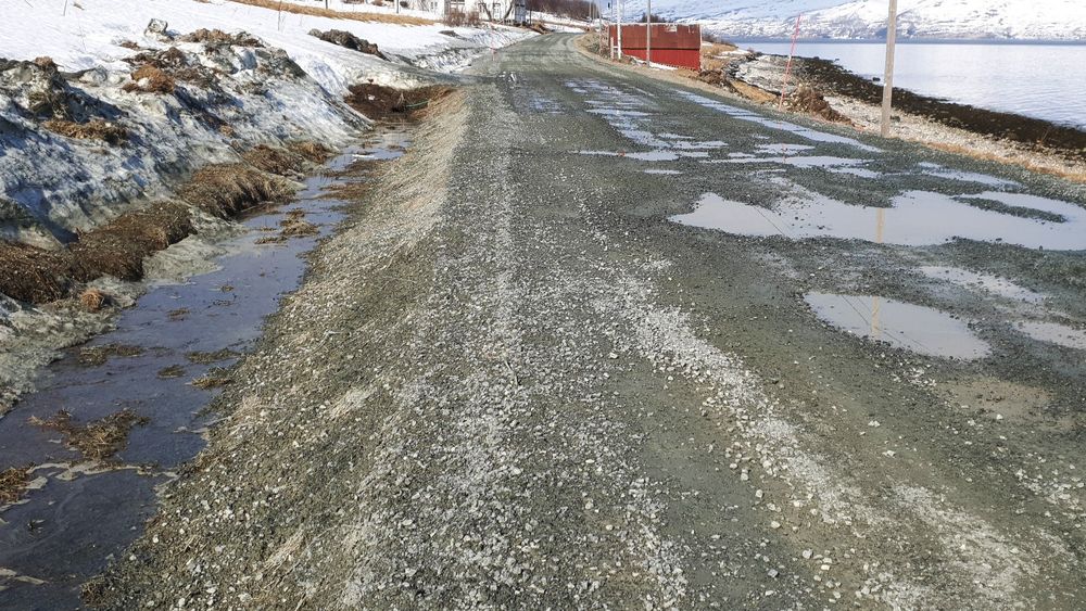 Fra fylkesvei 7908 på Reinøya i Troms da flom ble avløst av snø i midten av april i år. 