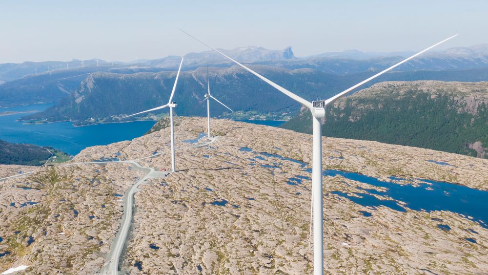 Vindkraftforeningen Norwea peker på tre ting når det gjelder vassdrags- og energidirektør Kjetil Lunds uttalelser om at det kan ta fem til ti år før det kommer ny landbasert vindkraft i Norge. Her er ferske Guleslettene vindpark like ved Florø.