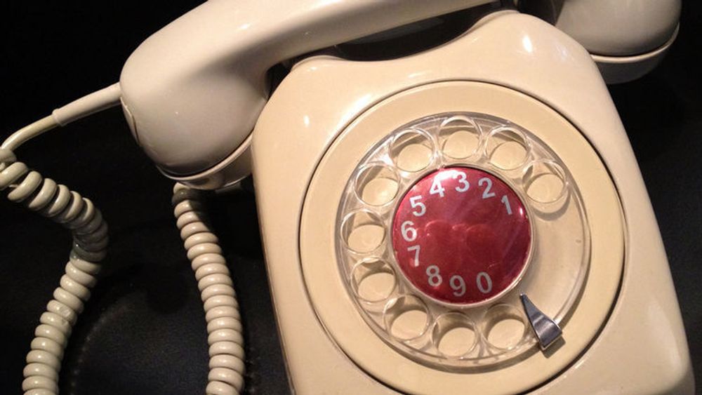 Snart er det over og ut for den gamle fasttelefonen. Nedleggelsen av kobbernettet får betydning også for viderekobling.