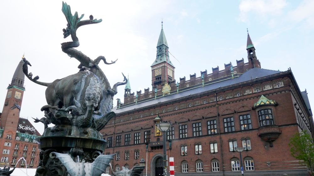 Globalconnect skal levere samfunnskritiske nettverkstjenester til den danske staten og de 48 kommunene i regionene Hovedstaden, Sjælland, Syddanmark og Midt- og Nordjylland. Her representert ved et bilde av rådhuset i København.