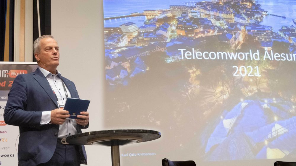 Harald Nøstdahl, daglig leder i Tafjord Connect på scenen under Telecom World i Ålesund.