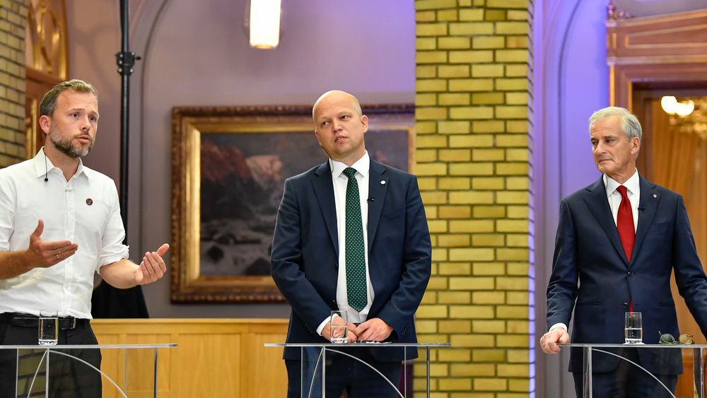 SV-leder Audun Lysbakken (t.v.), Sp-leder Trygve Slagsvold Vedum og Ap-leder Jonas Gahr Støre under partilederdebatt i Stortingets vandrehall.