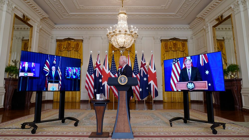USAs president Joe Biden presenterte det nye partnerskapet sammen med Australias statsminister Scott Morrison (tv.) og Storbritannias statsminister Boris Johnson (t.h.) sent onsdag kveld norsk tid. 