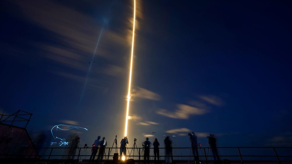 Fire sivile romturister var om bord i Dragon-kapselen som ble skutt opp med en Falcon 9-rakett. 