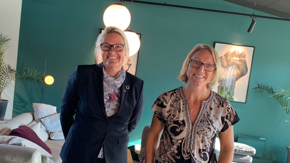 Tonje Steigedal (t.h.) leder det nystartede selskapet Lybe Scientific AS. Her sammen med Toril Hernes, prorektor for innovasjon ved NTNU.