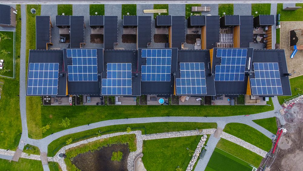 Stadig flere installerer solceller på taket. De høye strømprisene øker interessen. Bildet er fra boligprosjektet Furumo i Ski.