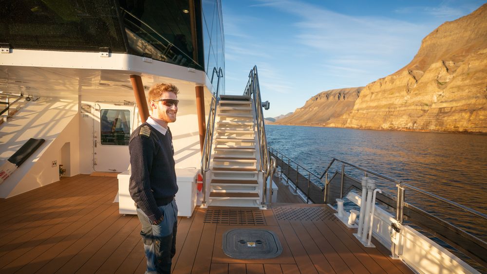 Kaptein Olav Martinsen er full av lovord om hybridskipet MS Bard, som har sin første sommersesong på Svalbard.