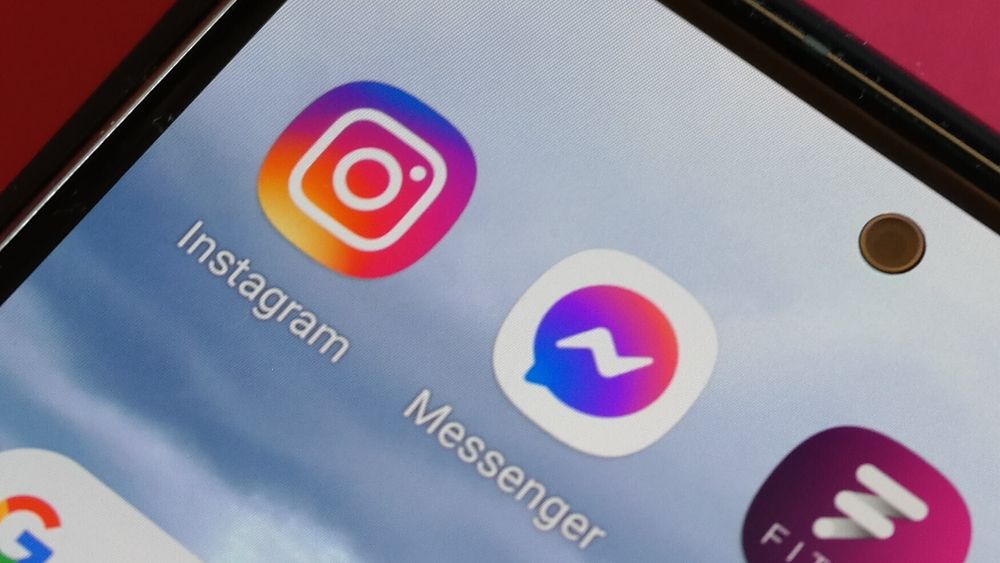 Instagram- og Messenger-logoer på mobilskjerm. Instagram ble blokkert i Russland natt til mandag 14. februar.