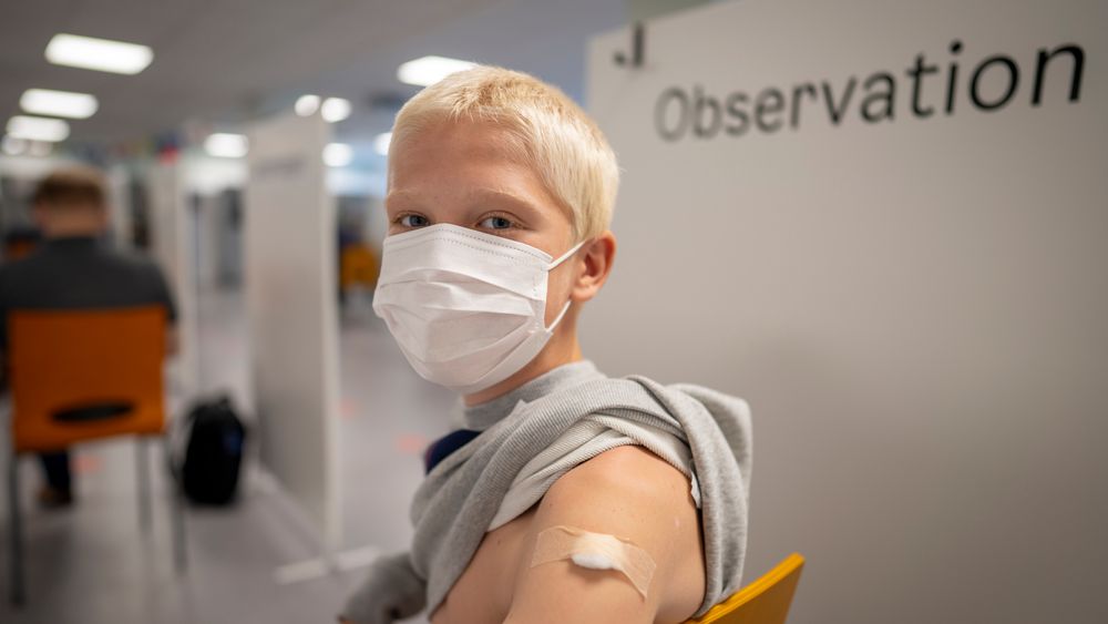 USA vurderer å vaksinere barn mellom fem og tolv år mot korona. Her sitter 
13-åringen Eirik Lyngstad på observasjonsposten på Bjerke vaksinesenter i Oslo etter å ha fått første dose med Pfizer-vaksine mot koronavirus.