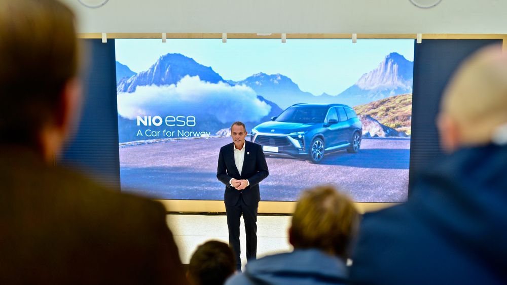 Marius Hayler, sjef for Nio Norge, foran slagordet "A Car for Norway". Forbrukerrådet sier de forstår folk som stiller spørsmålstegn ved nettopp dette utsagnet, gitt kontrakten.