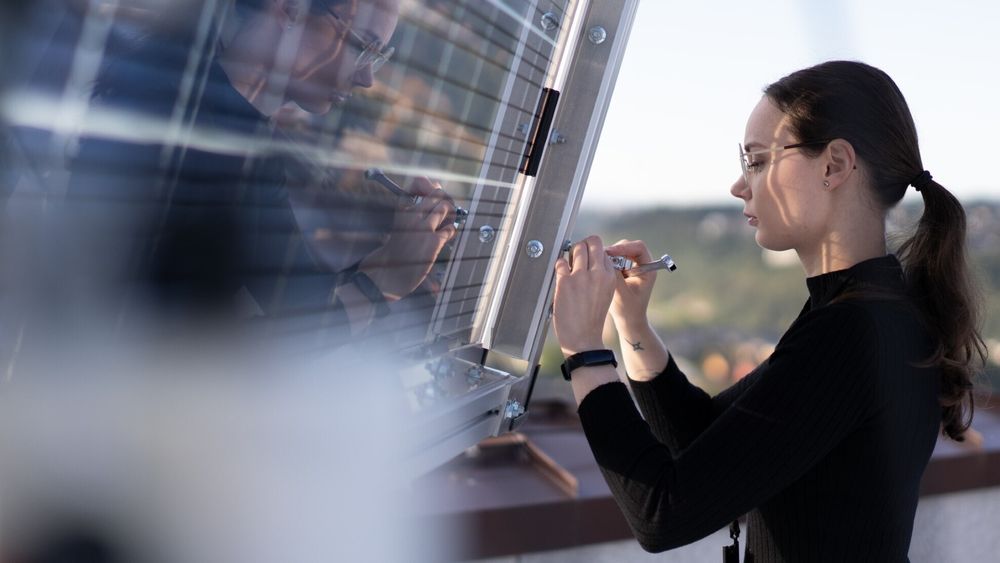 Den nye solcellelaben til Sintef rager høyt over Trondheim. Her er student Mina Elise Øieren Holter i arbeid.