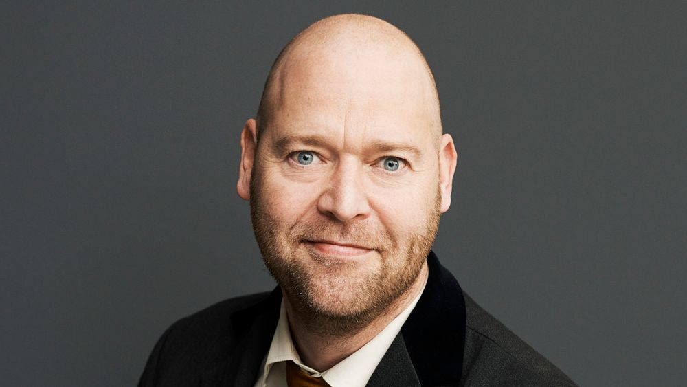 Anders Fogh Jensen og medforfatter Dennis Nørmarks bok om pseudoarbeid skapte stor debatt i Danmark. Nå er den ute på norsk. 