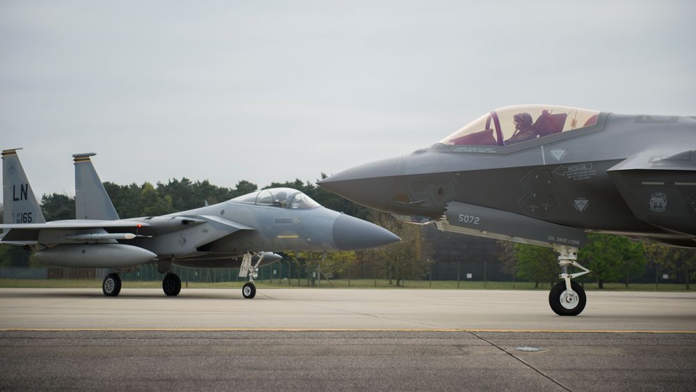 F-35A og F-15C Eagle på RAF Lakenheath i april 2017 da F-35-fly fra Hill for første gang ble midlertidig utplassert her. Senere i år kommer de første F-35A-flyene som skal være permanent stasjonert på basen.