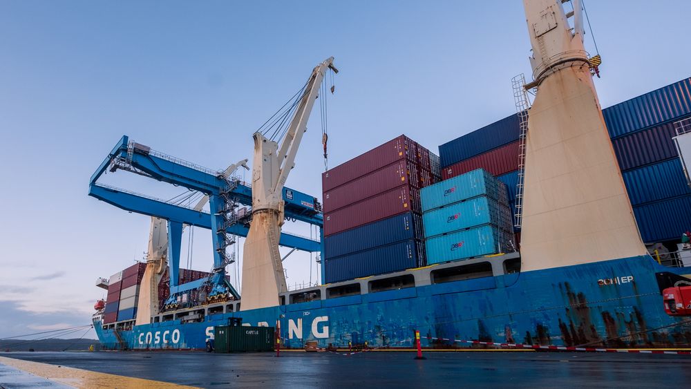 Tungløftskipet Da Ji med den blåmalte Kalmar-kranen på dekk. Skipet ligger ved kaia der den nye gantrykranen skal plasseres og Yara Birkeland skal laste fulle containere.