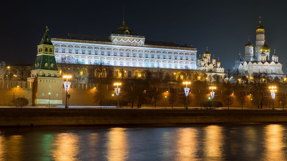 Microsoft mener at flertallet av alle statssponsede angrepsforsøk selskapet registrerer, utføres av aktører i Russland. På bildet vises Kreml-palasset i Moskva.
