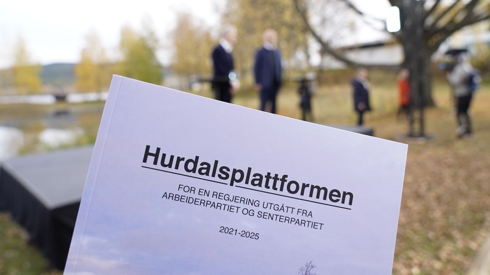 Leder i AP, Jonas Gahr Støre, og leder i SP, Trygve Slagsvold Vedum, la fram regjeringsplattformen ved Hurdalsjøen hotell onsdag ettermiddag.