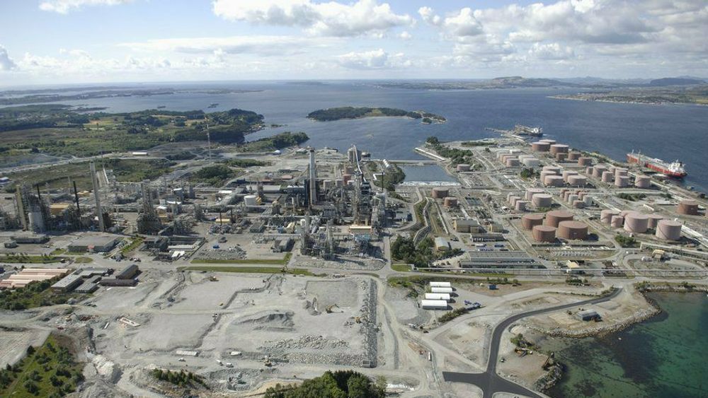 Norge ligger ikke an til å nå klimamålene sine, ifølge en rapport fra DNV. Her illustrert ved Norges største utslippspunkt, raffineriet på Mongstad, med et årlig utslipp på 1,7 millioner tonn CO2 i 2020. 