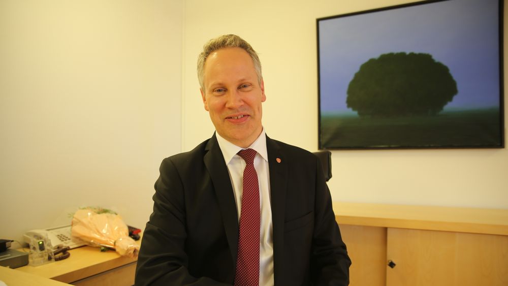 Tidligere Fredrikstad-ordfører Jon-Ivar Nygård på sin første dag i samferdselsdepartementet. Forgjenger Knut Arild Hareide har nettopp forlatt bygningen.