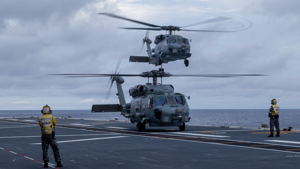 MH-60R lander på HMAS Canberra under den amerikanskledede øvelsen Large Scale Global Exercise i august 2021.