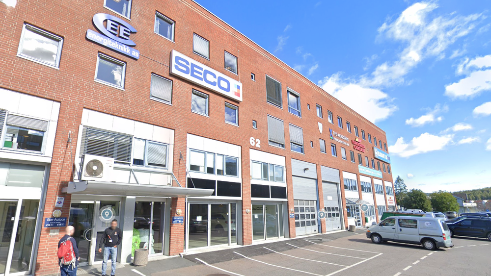 Det norske IT-selskapet holder til i dette kontorbygget på Lørenskog utenfor Oslo. De to mennene på bildet har ikke noe med denne saken å gjøre.