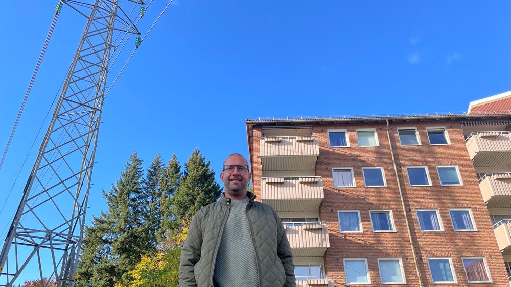 Styreleder Hans Alfred Thorsø er svært fornøyd med å ha byttet ut fjernvarme med bergvarme i de åtte boligblokkene i Bjerkedalen borettslag i Oslo. Strømforbruket har økt, men det totale energiforbruket har gått ned, sier Thorsø.