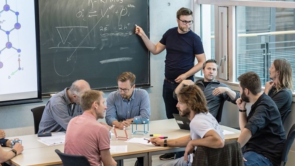 Forskergruppen ved NTNU er blant de fremste i verden på nanoelektronikk i domenevegger, et felt som kan endre mye av det du tror du vet om elektroniske dingser. Dennis Meier helt til høyre. Sverre M. Selbach er tredje fra høyre, vendt mot kameraet.
