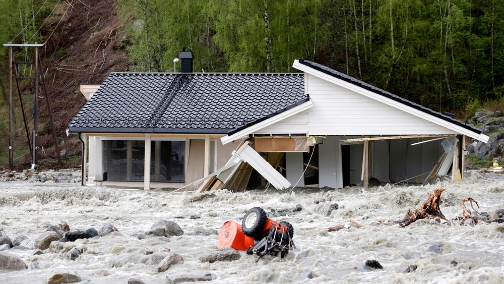 Flom eller overvann fra styrtregn inntreffer stadig oftere i norske boligområder. Bildet er fra den store flommen på Kvam i Gudbrandsdalen i mai 2013. 