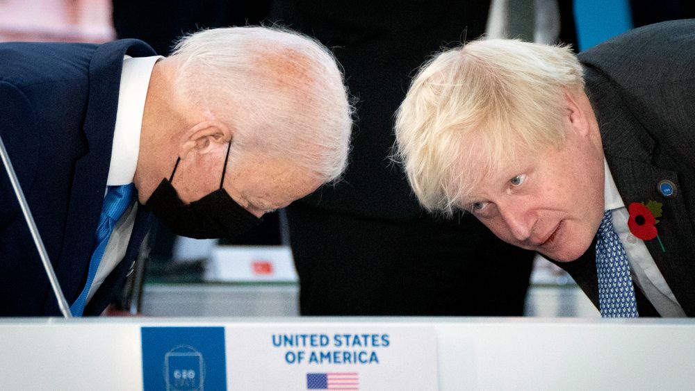 President Joe Biden og Storbritannias statsminister Boris Johnson stikker hodene sammen under åpningssesjonen på G20-møtet i Roma.
