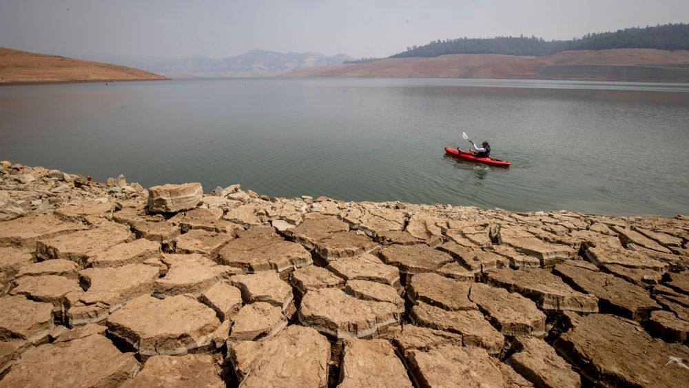 En kajakk i Lake Oroville i California, der hetebølgen i august medførte svært lav vannstand.