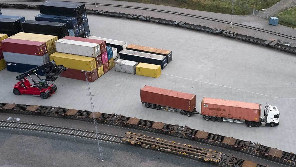 Siden 2015 har Jula Logistics benyttet seg av en 32 meter lang lastebil som trekker to containere, noe som ikke er mulig på kontinentet. Det har kuttet energiforbruket per kilo gods med 70 prosent. Nå skal lastebilen bli elektrisk.