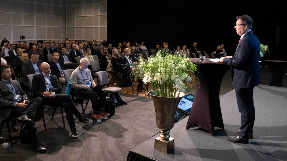 Kommunal- og distriktsminister Bjørn Arild Gram møtte telebransjen på Inside Telecom-konferansen på Fornebu.