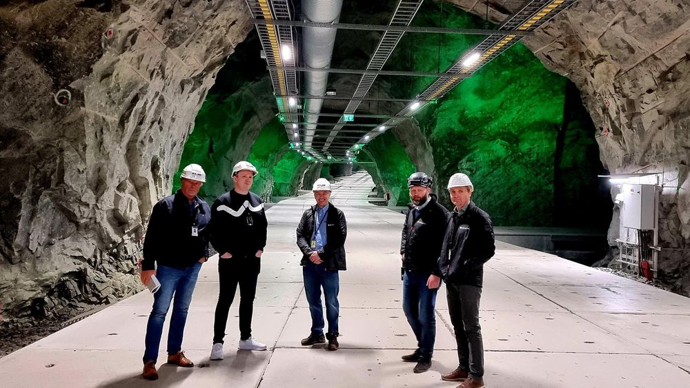 Langt inne i gruvegangene skal Norges neste superdatamaskin bo. Fra venstre: Helge Stranden (Sigma2), Truls Mathiassen (NRIS/UiT), Vidar Saltkjel (LMD), Kristian Todal (LMD) og Jørn Skaane (LMD)