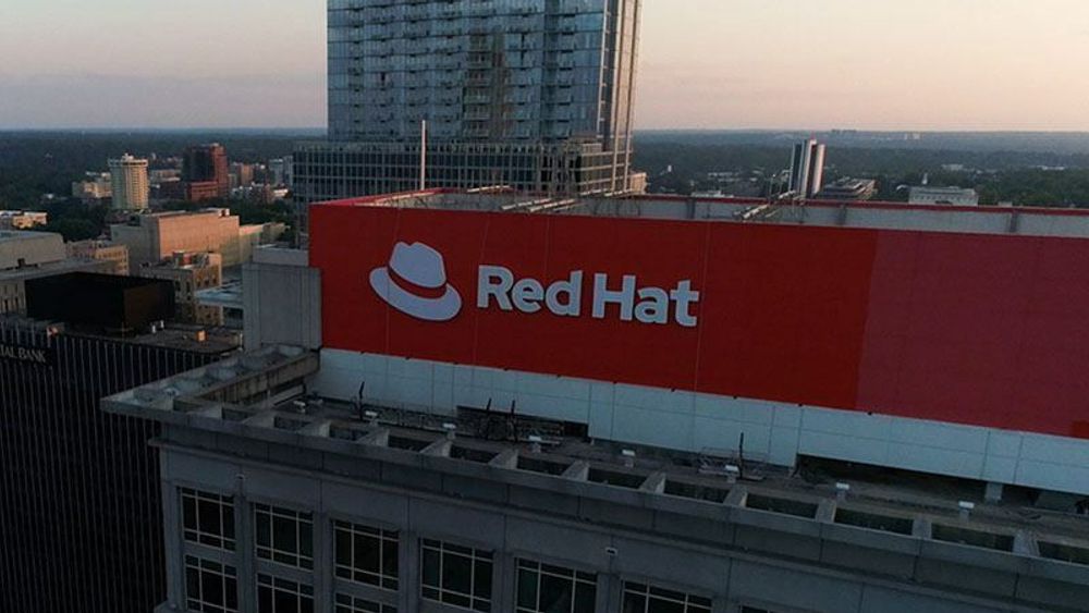 Toppen av hovedkvarteret til Red Hat, med den nye logoen.