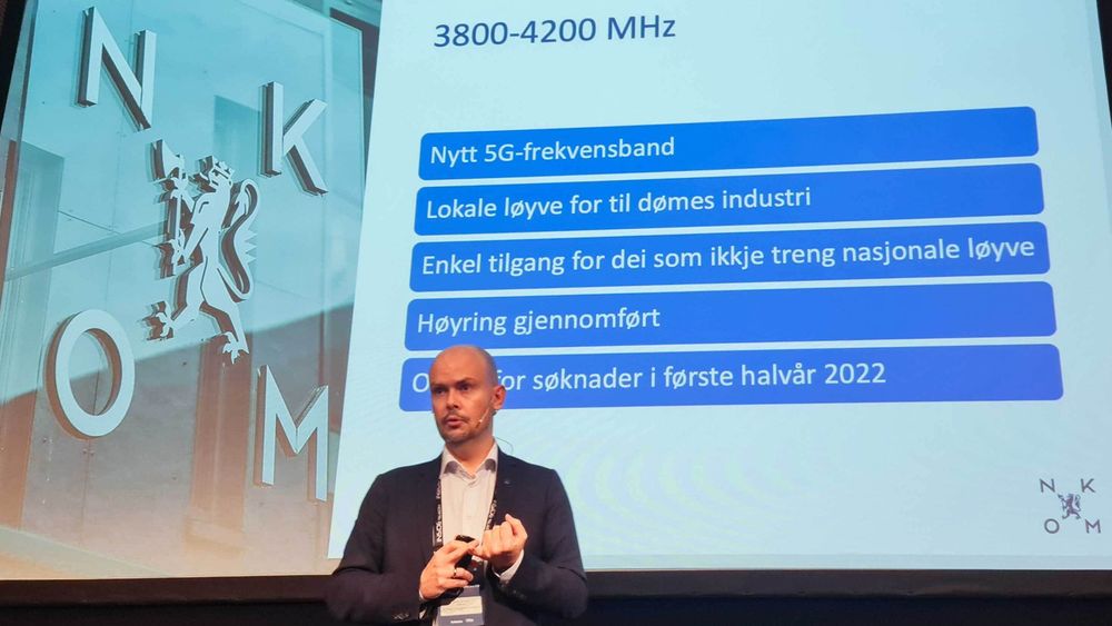 Nkoms frekvensdirektør John-Eivind Velure greide ut om de nye frekvensbåndene industrien får å forholde seg til i 2022, under Inside Telecom-konferansen 4. november.