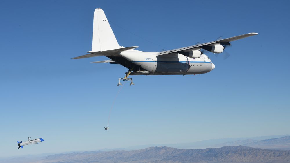 X-61A, også kalt Gremlin Air Vehicle (GAV), i ferd med å hentes inn av et C-130A Hercules.