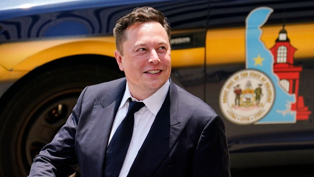 Elon Musk snakket ned kursen på sine egne Tesla-aksjer da han spurte Twitter-følgerne sine om han burde selge.