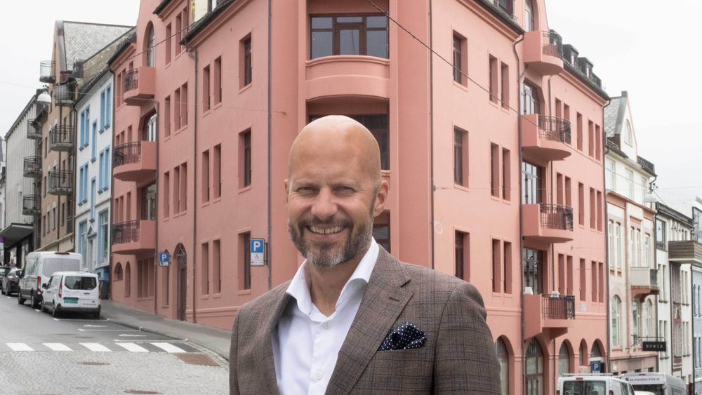 Administrerende direktør Christian Pritchard i Nortel utenfor selskapets lokaler i sentrum av Ålesund. 