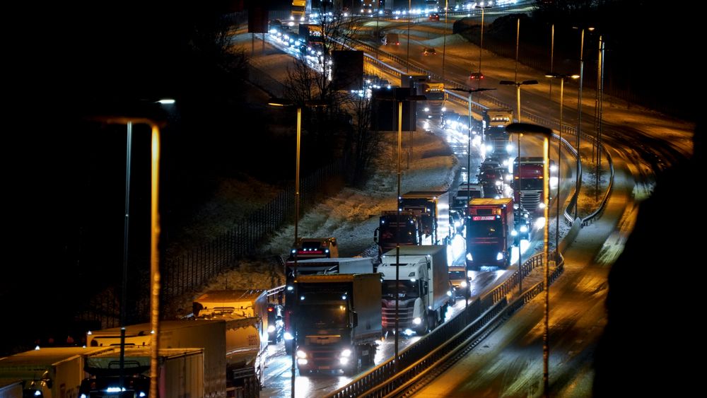 Dersom kjøretøyprodusentene skal få farten opp, må både det offentlige og det private etterspørre klimavennlige kjøretøy og transporttjenester, skriver innleggsforfatterne.