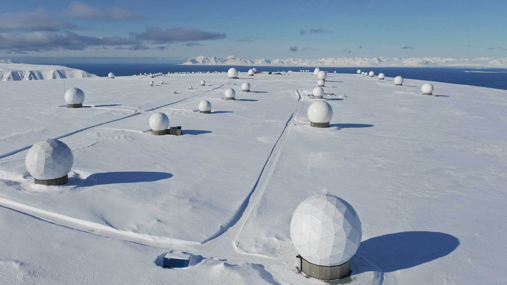 Bakkestasjonen til Ksat på Svalbard. De rundt 100 antennene på Platåberget fanger opp data fra satellitter som passerer polområdet.