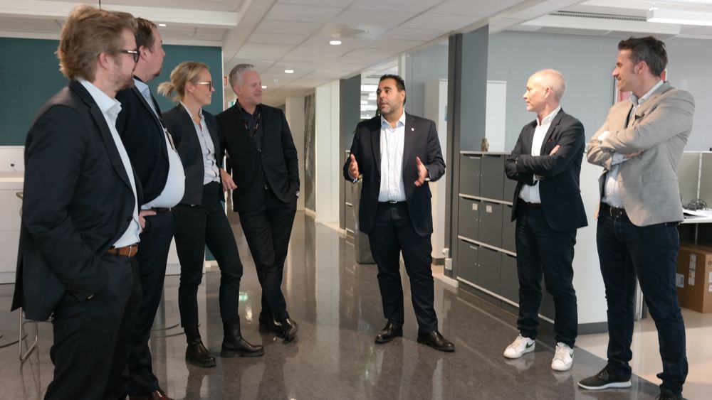 Masud Gharahkhani vil se flere faste ansatte og færre konsulenter i offentlige IT-prosjekter, men konsulenthusene har også en rolle. Fra høyre Vidar Smogeli (Direktør offentlig sektor, Crayon),Geir Øivind Gulliksen (Administrerende direktør i Crayon), Veline Therese Martinsen (leder tjenesteleveranser, Crayon), Espen Viskjer (Kommunikasjons- og markedsdirektør, Crayon) Masud Gharahkhani, Thomas Stave, (Salgsdirektør Crayon) og Haakon Husebye, (Direktør for programvarelisensforvaltning, Crayon)