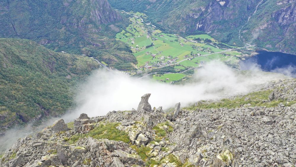 Ti millioner kubikkmeter steinmasser kan rase ned fjellsiden mot turistbygda Øvre Eidfjord, ifølge NVE.