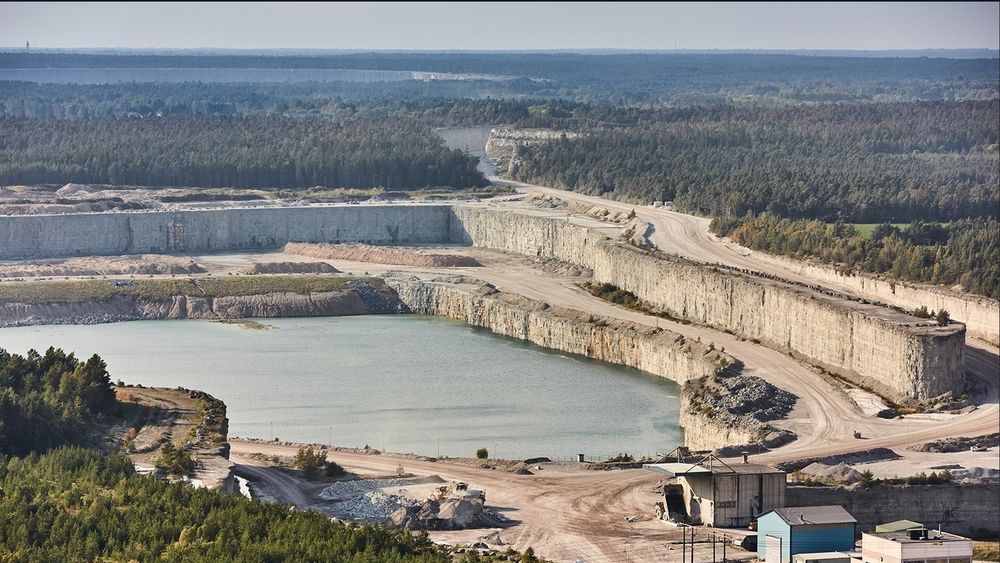 Cementa, som produserer 75 prosent av all sement i Sverige, kan risikere å gå tom for kalk. Her fra selskapets kalksteinbrudd på Slite, Gotland.