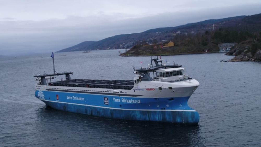 Yara Birkeland på vei inn Oslofjorden 18. november 2021. Fra 2022 skal det elektriske containerskipet erstatte 40.000 vogntogturer årlig. Fra 2024 skal det også seile autonomt.